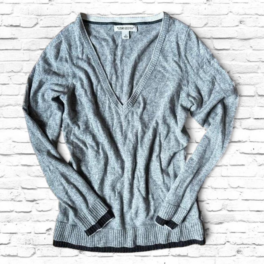 Banana Republic grey v-neck sweater faux layering effect Size S